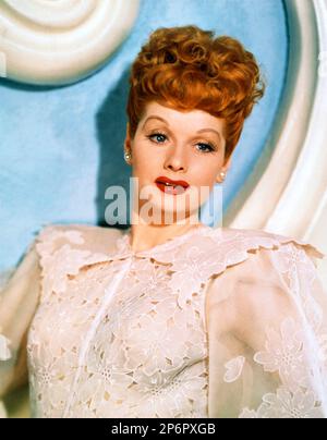 1950 Ca : die amerikanische Filmschauspielerin LUCILLE BALL ( 1911 - 1989 ) . Publicity Destills - KINO - Film - Portrait - Rituto - Rothaarig - rossa - Capelli rossi - Schmuck - Juwelen - gioiello - gioielli - Bijoux - perla - perle - Perlen - Perlen - Orechino - Orechini - Ohrringe - Ohrtropfen - Scollatura - Spitze - pizetto - rossetto Roter Lippenstift - Chignon --- Archivio GBB Stockfoto