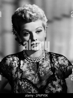 1950 Ca : die amerikanische Filmschauspielerin LUCILLE BALL ( 1911 - 1989 ) . Publicity Destills - KINO - Film - Porträt - Rituto - Rothaarig - rossa - Capelli rossi - Schmuck - Juwelen - gioiello - gioielli - Bijoux - DIVA - DIVINA - VAMP - Orechino - Orechini - Ohrringe - Ohrtropfen - collana - Halskette - pizzo - Spitze Vestito trasparente - transparentes Kleid - Chignon --- Archivio GBB Stockfoto