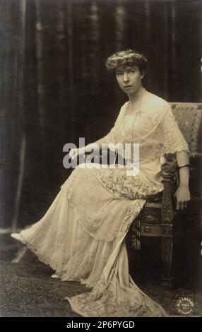 1909 Ca , Bruxelles , BELGIEN : die künftige Königin ELISABETH von BELGIEN ( geboren in der bayerischen Herzogin , 1876 - 1956 ), verheiratet mit König ALBERT I. der Belgier SAXE COBURG GOTHA ( 1875 - 1934 ). Mutter des zukünftigen Königs Leopold III ( 1901 - 1983 ) , Karl Graf von Flandern ( 1903 - 1983 ) und MARIA José ( 1906 - 2001 ) Königin von Italien di Savoy ( Savoy ) im Mai 1946 . - Haus BRABANT - BRABANTE - ALBERTO - ELISABETTA - Regina - Royal - nobili - nobiltà - principe reale - BELGIO - Portrait - ritratto - Spitze - pizzo - Chignon - Halskette - collana - Pearls - perle - perla - Bijoux - Schmuck - Stockfoto