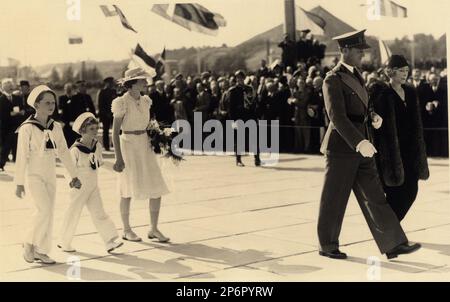 1937 Ca , Brüssel , Belgien : der künftige König BAUDOUIN ( 1930 - 1993 ) mit seinem Bruder künftiger König der Belgier ALBERT II ( geb. 6 . juni 1934 ) Prinz von Lüttich , verheiratet im Jahr 1959 mit Paola Ruffo di Calabria ( geb. 11 . september 1937 ) . Auf diesem Foto mit ihrem Bruder König LEOPOLD III. Der Belgier SAXE COBURG GOTHA ( 1901 - 1983 ) mit seiner Mutter Königin ELISABETH (geboren Herzogin von Bayern, 1876 - 1956 ). - Haus BRABANT - BRABANTE - BALDOVINO - Königliche Hoheit - nobili - nobiltà - principe reale - BELGIO - Portrait - Rituto - Marinaretto - Vestito alla marinara - Matrosenkleid - Kind - Kinder Stockfoto