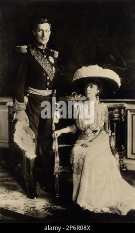 1910 Ca , Brüssel , Belgien : der König der Belgier ALBERT I ( 8 . april 1875 - 17 . februar 1934 ) Herzog von SACHSEN COBURG GOTHA mit Ehefrau Königin ELISABETH Duchesse von Bayern ( 1876 - 1956 ) . Eltern des zukünftigen Königs LEOPOLD III ( 1901 - 1983 ) , Charles-Theodore ( 1903 - 1983 ) Graf von Flandern und Maria José ( 1906 - 2001 ) letzte Königin Italiens im Mai 1945 . - Haus BRABANT - BRABANTE - ALBERTO - Königshaus - nobili - nobiltà - BELGIO - Portrait - Rituto - Militäruniform - Uniforme divisa militare - cappello - Hut - Piume - Federn - BELLE EPOQUE - gioiello - gioielli - Juwelen - Jewe Stockfoto