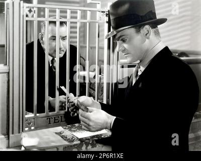 1935 : der Filmschauspieler JAMES CAGNEY ( 1899 - 1986 ) in G MEN von William Keighley, aus einem neuartigen Staatsfeind Nr. 1 von Darryl F. Zanuck und Seton I. Miller, pubblicitary shot - KINO - ATTORE CINEMATOGRAFICO - Krawatte - Cravatta - Hut - cappello - GANGStern - profilo - Profil - Telegramm - Telegramm --- Archivio GBB Stockfoto