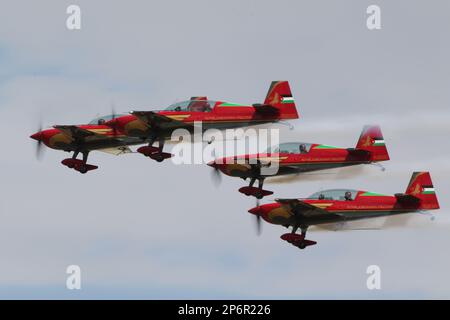 Vier Extra EA.330LX-Flugzeuge des Royal Jordanian Falcons Aerobatic-Ausstellungsteams bei ihrer Ankunft für die Royal International Air Tattoo 2022, die auf der RAF Fairford in Gloucestershire, England, stattfindet. Das Team ist etwas ungewöhnlich, da es gemeinsam militärisch und zivil ist, wobei das Flugzeug Eigentum und Instandhaltung der Royal Jordanian Airlines ist, aber von Personal der Royal Jordanian Air Force gesteuert wird. Stockfoto