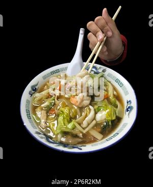 Gestanzte Ramen-Nudelsuppe mit Meeresfrüchten und Garnelen auf schwarz isoliert. Stockfoto