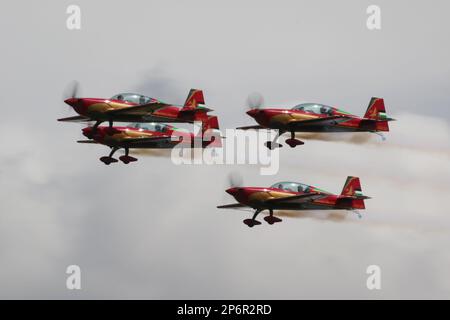 Vier Extra EA.330LX-Flugzeuge des Royal Jordanian Falcons Aerobatic-Ausstellungsteams bei ihrer Ankunft für die Royal International Air Tattoo 2022, die auf der RAF Fairford in Gloucestershire, England, stattfindet. Das Team ist etwas ungewöhnlich, da es gemeinsam militärisch und zivil ist, wobei das Flugzeug Eigentum und Instandhaltung der Royal Jordanian Airlines ist, aber von Personal der Royal Jordanian Air Force gesteuert wird. Stockfoto