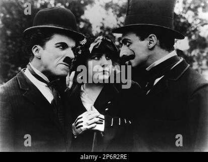 1915 : DER Stummfilmdarsteller und Filmregisseur CHARLES CHAPLIN ( 1889 - 1977 ) In Einem JITNEY-DURCHBRUCH mit Edna Purviance - KINO - FILM - offen - Portrait - Rituto - Hut - cappello - regista cinematografico - Anwältin - attrice - comico - Krawatte - Cravatta - Halsband - colletto --- Archivio GBB Archivio Stockfoto