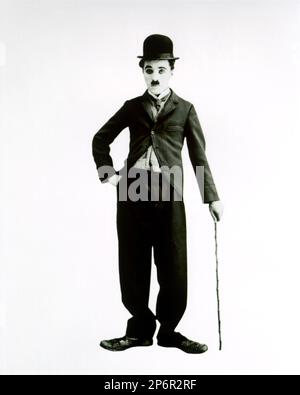 1915 : der Stummfilmdarsteller und Filmregisseur CHARLES CHAPLIN ( 1889 - 1977 ) AS CHARLOT - KINO - FILM - Portrait - Rituto - Hut - cappello - regista cinematografico - attore - attrice - comico - TIE - Cravatta - Halsband - colletto ---- Archivio GBB Archivio Stockfoto