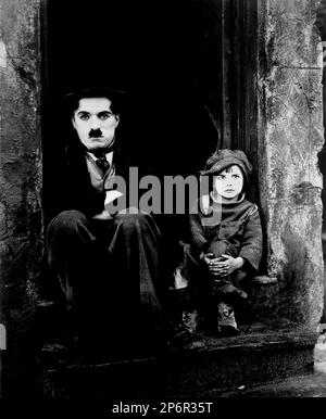 1921 : DER Stummfilmdarsteller und Filmregisseur CHARLES CHAPLIN ( 1889 - 1977 ) im KIND ( Il monello ) mit JACKIE COOGAN ( 1914 - 1984 ) - CINEMA MUTO - FILM - Porträt - Rituto - Hut - cappello - regista cinematografico - attore - comico - Krawatte - Cravatta - Kragen - colletto - FILM --- Archivio GBB Archivio Stockfoto