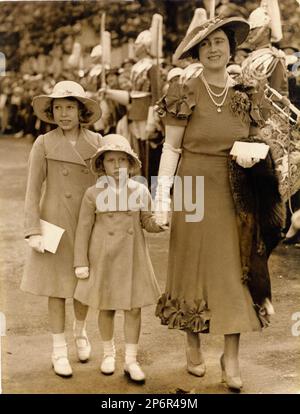 1936 , London , GROSSBRITANNIEN : die Prinzessin ELIZABETH ( zukünftige Königin ELIZABETH II von England , geboren 1926 ) führte mit ihrer Mutter Königin ELIZABETH von England und ihrer Schwester MARGARET ROSE eine Zeremonie durch . - REALI - ROYAL - nobili - nobiltà - Adel - GRAND BRETAGNA - GROSSBRITANNIEN - INGHILTERRA - REGINA - WINDSOR - Haus von Sachsen-Coburg-Gotha - Persönlichkeit der Prominenten Persönlichkeiten, als kleine Kinder waren - celebrità personalità da giovani giovane piccoli piccoli bambini bambina - Hut - cappello - LÄCHELN - SORRISO - Pelliccia - Halskette - collana - Bijoux Stockfoto