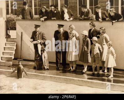 1938 , London , England : Prinzessin ELIZABETH ( zukünftige Königin ELIZABETH II von England , geboren 1926 ) mit ihrer Schwester MARGARET ROSE ( erste von rechts ) Im Zoo in Regents Park - REALI - KÖNIGSFAMILIE - nobili - nobiltà - Adel - GRAND BRETAGNA - GROSSBRITANNIEN - INGHILTERRA - REGINA - WINDSOR - Haus von Sachsen-Coburg-Gotha - Persönlichkeiten der Prominenten, als kleine Kinder waren - celebrità personalità da giovani giovane piccoli piccoli bambini bambino Bambina - Hut - cappello - Pinguin - pinguino - Sorelle - Schwestern - Giardino zoologico - Eco-parco --- Archiv Stockfoto