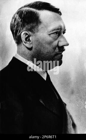 1930er Jahre, DEUTSCHLAND : der deutsche Diktator ADOLF HITLER ( 1889 - 1945 ) - Zweiter Weltkrieg - NAZI - NAZIST - SECONDA GUERRA MONDIALE - NAZISMO - NAZISTA - Dittatore - Baffi - Schnurrbart - POLITICA - POLITICA - POLITICO - Rituto - Porträt - Profil - profilo --- Archivio GBB Stockfoto