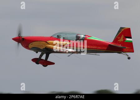 RJF03, ein Extra EA.330LX-Flugzeug des Royal Jordanian Falcons Aerobatic Display Teams, bei ihrer Ankunft für die Royal International Air Tattoo 2022, die auf der RAF Fairford in Gloucestershire, England, stattfindet. Das Team ist etwas ungewöhnlich, da es gemeinsam militärisch und zivil ist, wobei das Flugzeug Eigentum und Instandhaltung der Royal Jordanian Airlines ist, aber von Personal der Royal Jordanian Air Force gesteuert wird. Stockfoto