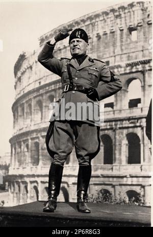 Ca. 1937 , Rom , ITALIEN : der italienische Faschist Duce BENITO MUSSOLINI im Kolosseum . - Ritratto - Portrait - POLITICA - POLITICO - ITALIA - POLITIC - Portrait - ITALIEN - FASCISMO - FASCHISMUS - FASCISTA - Militäruniform - divisa - uniforme militare - fez - stivali - Stiefel - Zweiter Weltkrieg - SECONDA GUERRA MONDIALE - 2. - COLOSSEO - ROM - ITALIA - Guanti - Handschuhe --- Archivio GBB Stockfoto