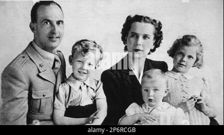 1942 c , ITALIEN : die künftige Königin MARIA José di SAVOIA ( Prinzessin von Belgien Brabant , 1906 - 2001 ) , im Mai 1946 , mit seinem Hausband der zukünftige italienische letzte König Umberto II . Auf diesem Foto mit Söhnen: VITTORIO EMANUELE ( geb. 1937 ), MARIA PIA ( geb. 1934 ) und MARIA GABRIELLA ( geb. 1940 ). - CASA SAVOIA - ITALIA - REALI - BRABANTE - BELGIO - NOBILTÀ ITALIANA - SAVOY - ADEL - KÖNIGE - GESCHICHTE - FOTOSTORICHE - FAMILIE --- ARCHIVIO GBB Stockfoto