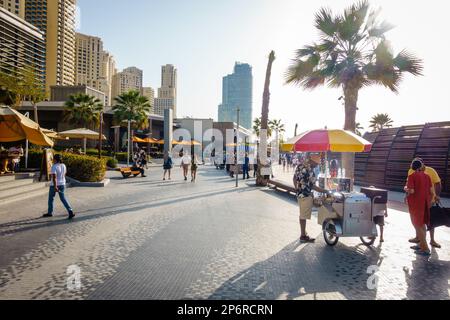 Dubai, Vereinigte Arabische Emirate, 23. Februar 2018: Jumeirah Beach Residence (JBR) Walk - ein vielseitiges Ziel für Essen, Shopping und Unterhaltung Stockfoto