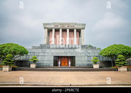 Hanoi, Vietnam, 13. November 2022: Wachen stehen am Eingang zum Ho Chi Minh Mausoleum in Hanoi, Vietnam Stockfoto