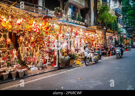 Hanoi, Vietnam, 14. November 2022: Hell beleuchtete Ausstellung eines Weihnachtsgeschäfts im French Quarter in Hanoi, Vietnam Stockfoto
