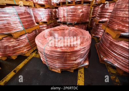 Stapel von Kupferdrahtstäben im Lager der Produktionsanlage Stockfoto