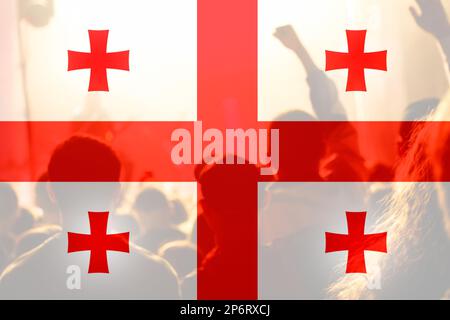 Unschärfe-Protest in Georgien. Konfliktkrieg über die Grenze. Feuer, Flamme. Landesflagge. Frauen mit niedrigen Rechten. Männerhände. Autoritäres Recht. Unscharf Stockfoto