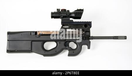 5,7 x 28mm-mm-Sturmgewehr mit großem rotem Punktmuster. Stockfoto