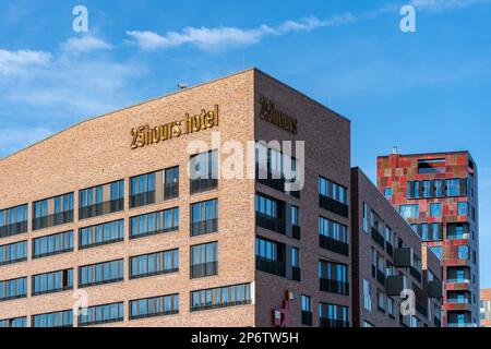 Das 25hours Hotel und der rote Zimtturm in der Hamburger HafenCity. Stockfoto