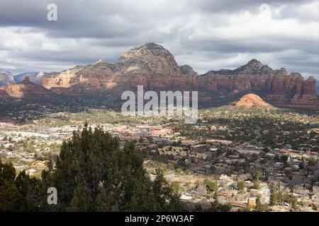 Blick auf Sedona, Arizona an einem bewölkten Wintertag. Stockfoto