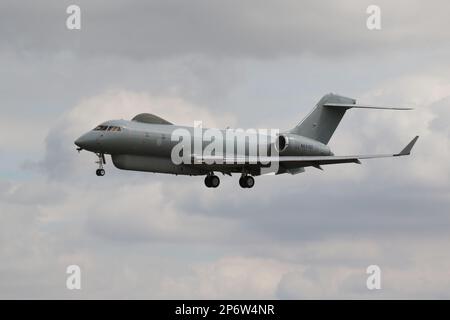 N691BD, ein Bombardier Sentinel R1, der von Raytheon Aircraft betrieben wird und für die Royal International Air Tattoo ankommt, die auf der RAF Fairford in Gloucestershire, England, stattfindet. Das Flugzeug war zuvor mit der 5. Staffel, Royal Air Force als ZJ691, bis der Typ 2021 aus dem Dienst zog. Stockfoto