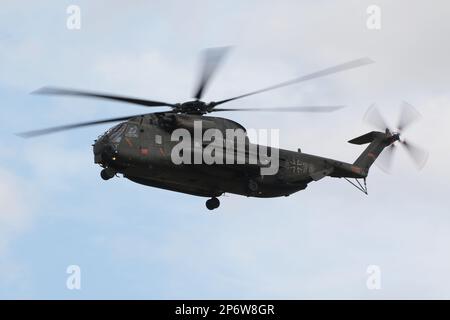 84+79, ein Sikorsky CH-53GS Sea Hallion Schwerhubschrauber, der von der Deutschen Luftwaffe betrieben wird, bei der Ankunft für die Royal International Air Tattoo, die auf der RAF Fairford in Gloucestershire, England, stattfand. Stockfoto