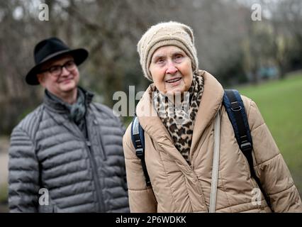 Berlin, Deutschland. 09. Februar 2023. Helga Müller und Jan Römmler gehen spazieren. Unter dem Motto "Junge trifft auf alte" organisiert die Vereinigung "Freunde der älteren Menschen" Kontakte zwischen jungen und älteren Menschen. Kredit: Britta Pedersen/dpa - ACHTUNG: Nur zur redaktionellen Verwendung im Zusammenhang mit der aktuellen Berichterstattung und nur mit vollständiger Erwähnung der oben genannten Credit/dpa/Alamy Live News Stockfoto