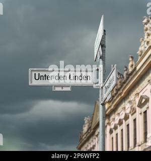 Straßenschild unter den Linden in Berlin. Im Hintergrund das Deutsche Historische Museum. Übersetzung: Straße unter den Lindenbäumen Stockfoto