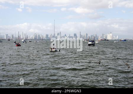 Skyline von Panama City aus Sicht des Amador Causeway Stockfoto