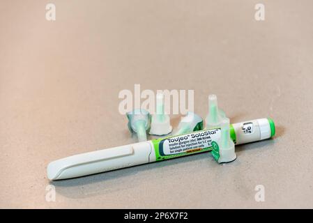 Sanofi Insulin glargin-Medikament Toujeo ein log-wirksames Insulin, das von Type1-Diabetikern verwendet wird, und BD-Nadelspitzen Stockfoto