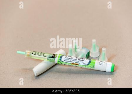 Sanofi Insulin glargin-Medikament Toujeo ein log-wirksames Insulin, das von Type1-Diabetikern verwendet wird, und BD-Nadelspitzen Stockfoto