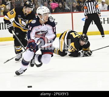 Pittsburgh, Usa. 07. März 2023. Pittsburgh Penguins Center Sidney Crosby (87) und Pittsburgh Penguins Left Wing Jake Guentzel (59) beobachtet, wie der Verteidiger Nick Blankenburg (77) in der PPG Paints Arena in Pittsburgh am Dienstag, den 7. März 2023, während der Verlängerung des Pens 5-4-Sieges in der PPG Paints Arena in Pittsburgh das Eis räumt. Foto: Archie Carpenter/UPI Credit: UPI/Alamy Live News Stockfoto