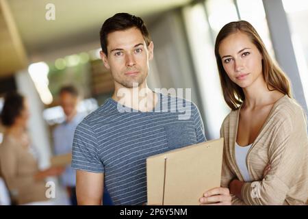 Bereit, die Verantwortung zu übernehmen. Porträt eines jungen Paares, das sich auf ein wichtiges Treffen vorbereitet. Stockfoto