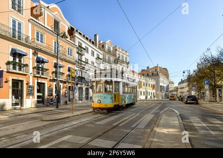 Eine Straßenszene mit einem Trolleywagen auf der Straße und Gebäuden im Hintergrund, von oben betrachtet Stockfoto