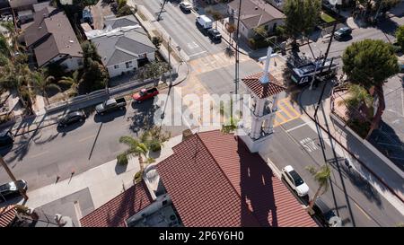 Wilmington, Kalifornien, USA - 25. November 2022: Die Sonne scheint auf eine Kirche und die Umgebung im Zentrum von Wilmington. Stockfoto