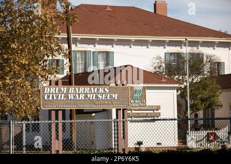 Wilmington, Kalifornien, USA - 25. November 2022: Das Trommelbaracken-Museum aus der historischen Zeit des Bürgerkriegs leuchtet am Nachmittag. Stockfoto
