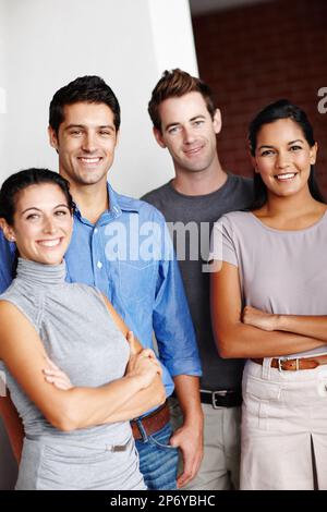 Dynamisches Team mit innovativen Ideen. Porträt eines erfolgreichen Konstruktionsteams, das selbstbewusst lächelt. Stockfoto