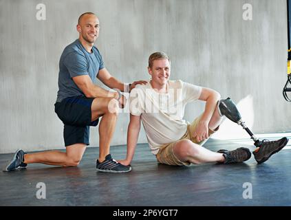 Ich hätte mir keinen besseren Schüler wünschen können. Studioaufnahme eines jungen Amputierten, der in einem Fitnessstudio trainiert. Stockfoto