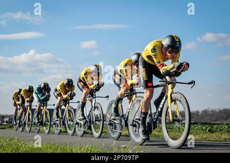 Jumbo-Visma Riders in Aktion während der dritten Etappe des Achttägigen Radrennens Paris-Nizza 81., einem 32,2 km langen Team-Time-Test mit Start und Ende in Dampierre-en-Burly, Frankreich, Dienstag, 07. März 2023. BELGA FOTO DAVID PINTENS Stockfoto