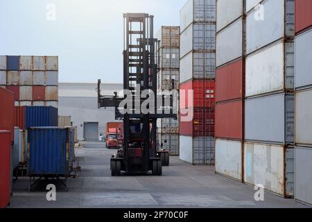 Werkzeuge zum Heben von Industriecontainern von Frachtschiffen für ein Export- und Importkonzept. Stockfoto