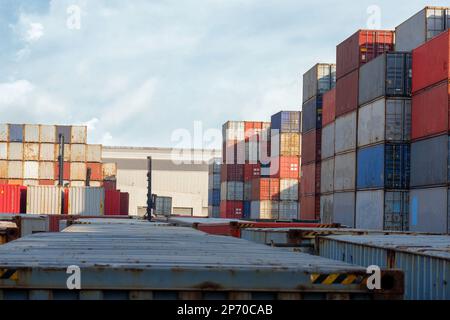 Stapel von Frachtcontainern, Import-/Exportschiffe im Hafen, Industriefrachtverkehr, Containerlogistik, Seetransportwerft. Stockfoto