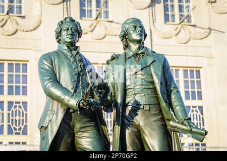 Weimar, Deutschland. 28. Februar 2023. Das Goethe-Schiller-Denkmal, eine bronzene Doppelstatue der deutschen Dichter Johann Wolfgang von Goethe und Friedrich von Schiller, steht vor dem Deutschen Nationaltheater am Theaterplatz in Weimar. Das 1857 eingeweihte Denkmal wurde vom Dresdner Bildhauer Ernst Rietschel geschaffen. Kredit: Frank Rumpenhorst/dpa/Alamy Live News Stockfoto