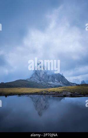 Bild des Mount Ra Gusela in einem Teich in Passo Giau, Cortina d'Ampezzo, Italien Stockfoto