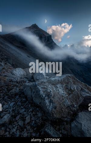 Bild von Wolkenformationen nach Sonnenuntergang in der Tofane Range, den berühmten Bergen in Cortina d'Ampezzo, Italien Stockfoto