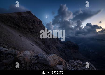 Bild von Wolkenformationen nach Sonnenuntergang in der Tofane Range, den berühmten Bergen in Cortina d'Ampezzo, Italien Stockfoto