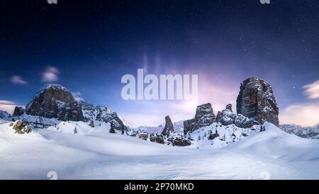 Bild einer Sternennacht über dem Cinque Torri auf einer verschneiten Winterlandschaft in Cortina d'Ampezzo, Italien Stockfoto