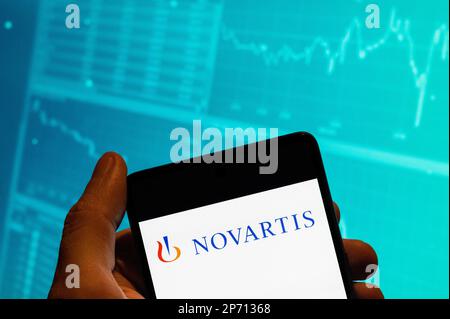 China. 15. Februar 2023. In dieser Fotoabbildung ist das Logo des Schweizer multinationalen Pharmaunternehmens Novartis auf einem Smartphone mit einer Grafik des Börsenindex im Hintergrund zu sehen. Kredit: SOPA Images Limited/Alamy Live News Stockfoto