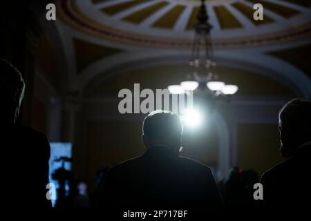 Washington, Usa. 07. März 2023. Der Mehrheitsführer des Senats der Vereinigten Staaten, Chuck Schumer (Demokrat von New York), hält während der Pressekonferenz des politischen Mittagessens des Senats der Demokraten im US-Kapitol in Washington, DC, USA, am Dienstag, den 7. März, 2023. Foto: Rod Lamkey/CNP/ABACAPRESS.COM Kredit: Abaca Press/Alamy Live News Stockfoto